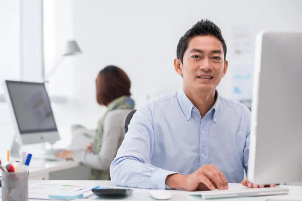 Asiatischer Geschäftsmann arbeitet am Computer — Stockfoto