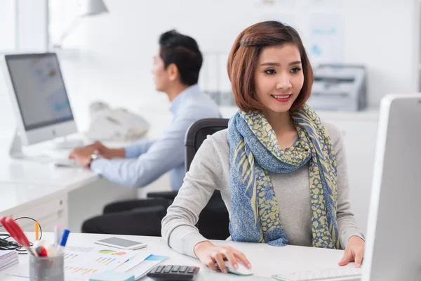 Aziatische business dame werken op de computer — Stockfoto