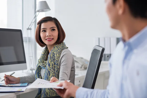 Dama de negocios dando informe a colega — Foto de Stock