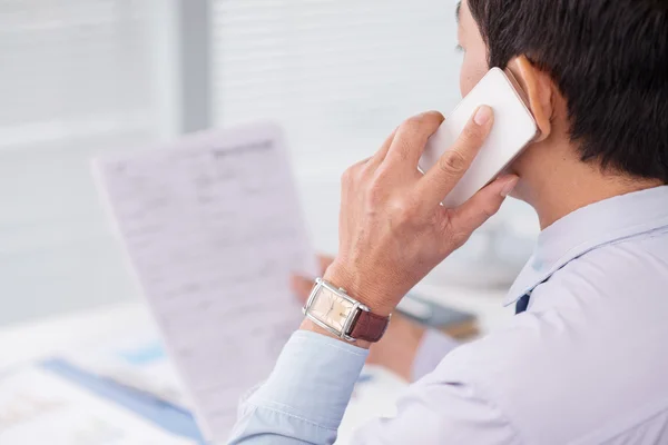 Empresario teniendo conversación telefónica — Foto de Stock