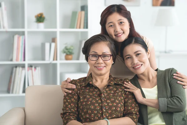 Adolescente ragazza abbracciando madre e nonna — Foto Stock