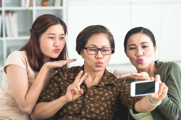 Familia tomando selfie — Foto de Stock