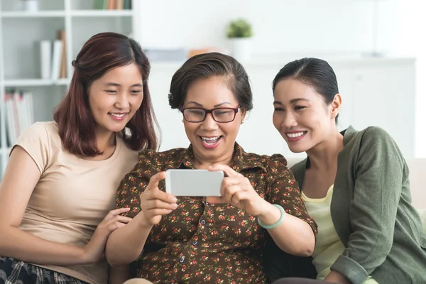 Mulheres assistindo vídeo engraçado — Fotografia de Stock