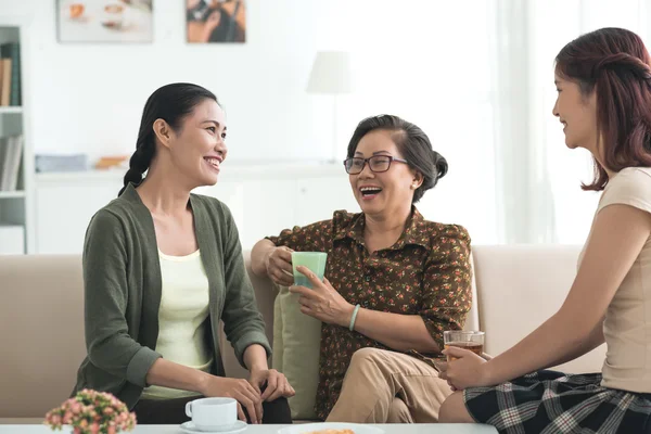 Mujeres pasar un buen rato juntos —  Fotos de Stock