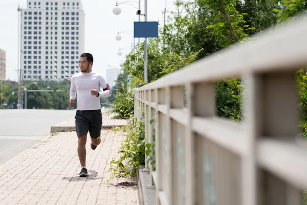 Vietnamees jongeman joggen buiten — Stockfoto
