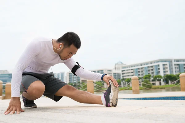 Esportista realizando exercício de alongamento — Fotografia de Stock