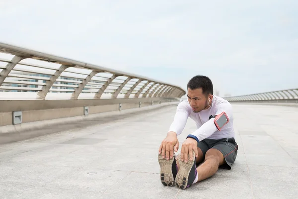 Vietnamese sportsman doing exercises — Stock Photo, Image