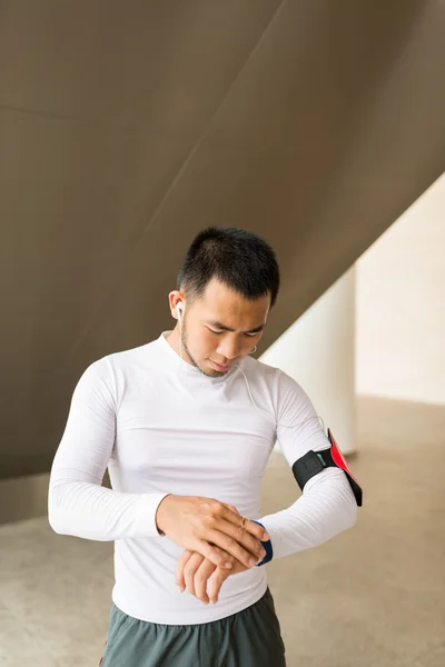 Sportsman using activity tracker — Stock Photo, Image