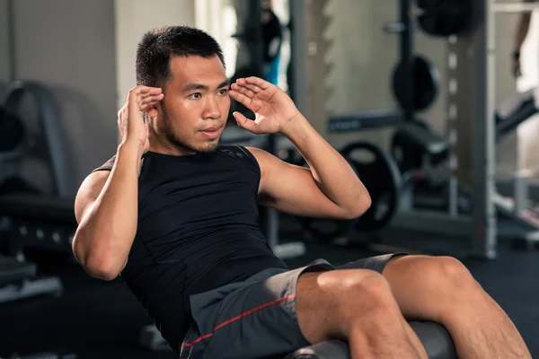 Hombre vietnamita haciendo abdominales — Foto de Stock