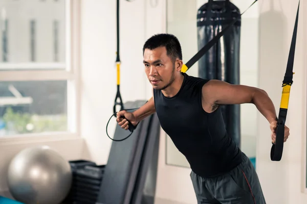 Man met Trx fitnesstraining — Stockfoto