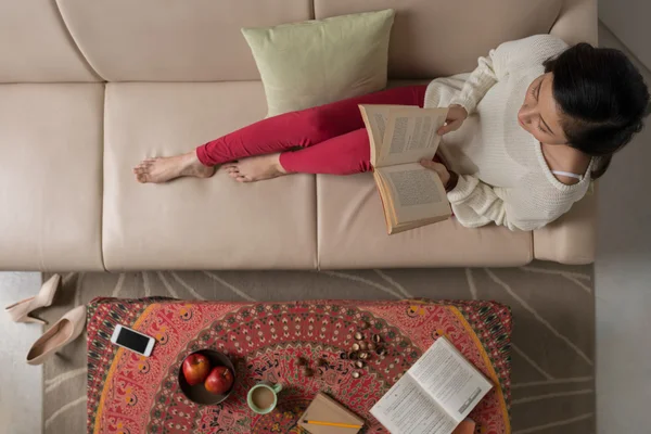 Asiática joven mujer disfrutando de un libro — Foto de Stock