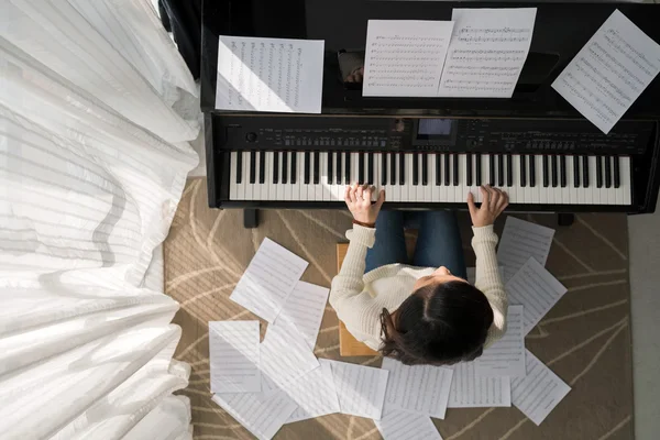 Young woman playing piano at home — Stock Photo, Image