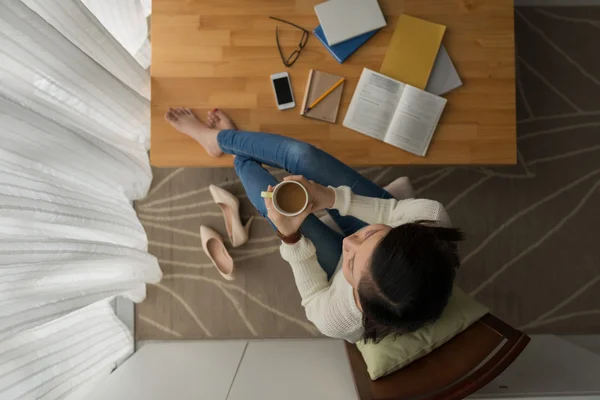 Chica tomando un descanso con una taza de café —  Fotos de Stock