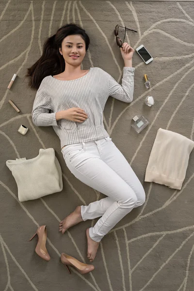 Asiatisk kvinna liggande på golvet — Stockfoto