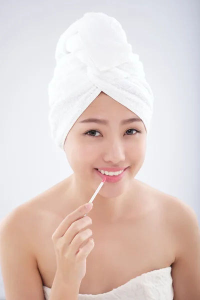 Woman applying lip gloss — Stock Photo, Image