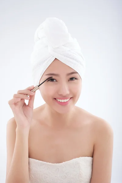 Woman applying mascara — Stock Photo, Image