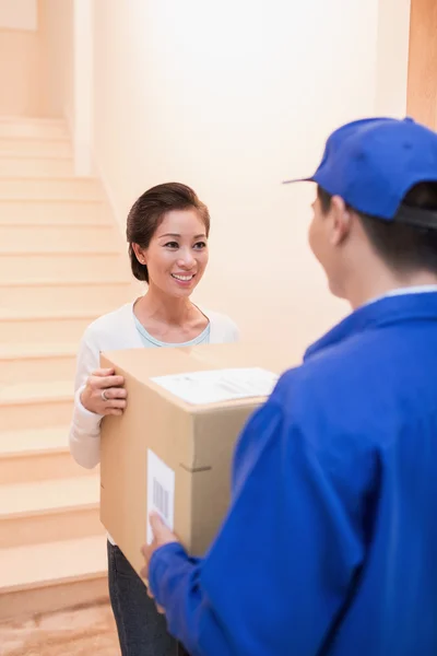 Mujer vietnamita recibiendo paquete — Foto de Stock