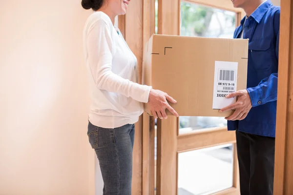 Mujer recibiendo gran parcela — Foto de Stock