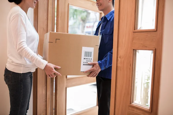 Parcel delivery process — Stock Photo, Image
