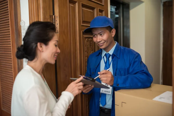 Mensajero acepta el pago del cliente — Foto de Stock