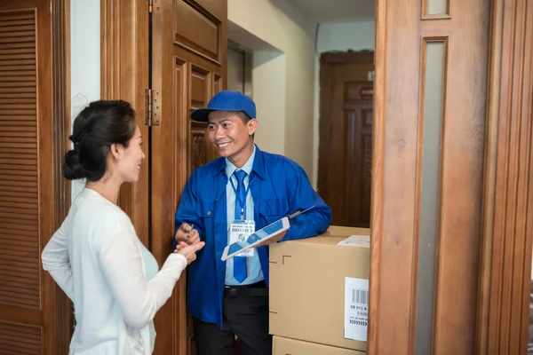 Asiatico donna accettazione consegna — Foto Stock