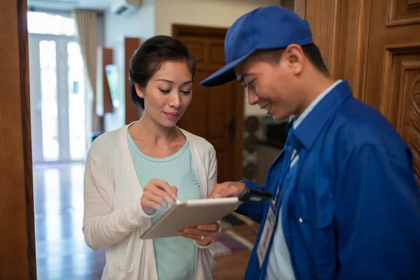 Mujer vietnamita firma nota de entrega —  Fotos de Stock