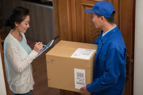 Woman receiving order — Stock Photo, Image