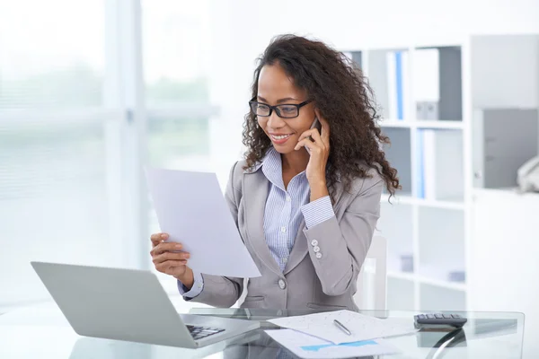 Mujer de negocios con documento hablando por teléfono — Foto de Stock