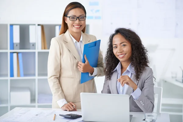 Donne d'affari vietnamite in ufficio — Foto Stock