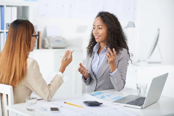 Geschäftsfrauen im Gespräch — Stockfoto