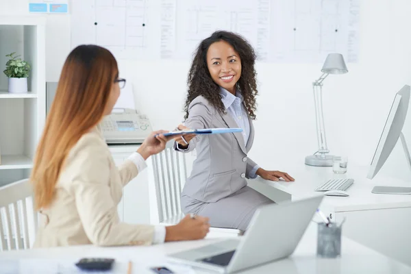 Business lady passing document to colleague — Stock Photo, Image