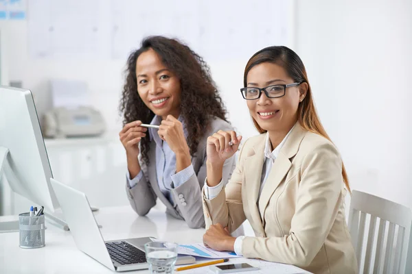 Asian businesswomen working together — Stock Photo, Image