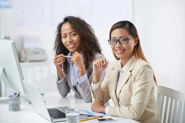 Empresarias asiáticas trabajando juntas — Foto de Stock