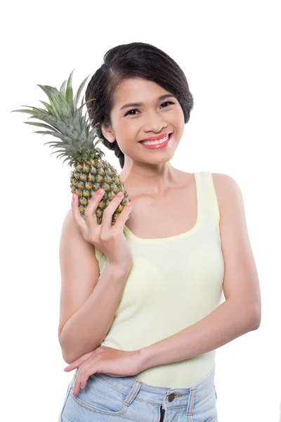 Ragazza sorridente con ananas — Foto Stock