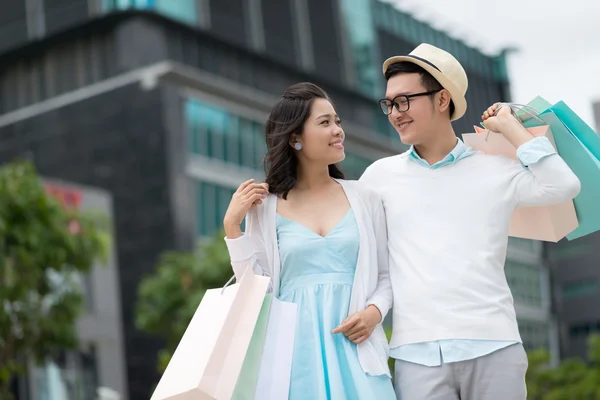 Casal com sacos de compras — Fotografia de Stock