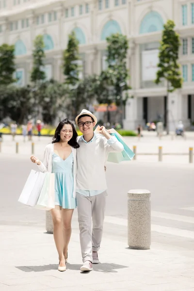 Pareja con muchas bolsas de compras — Foto de Stock