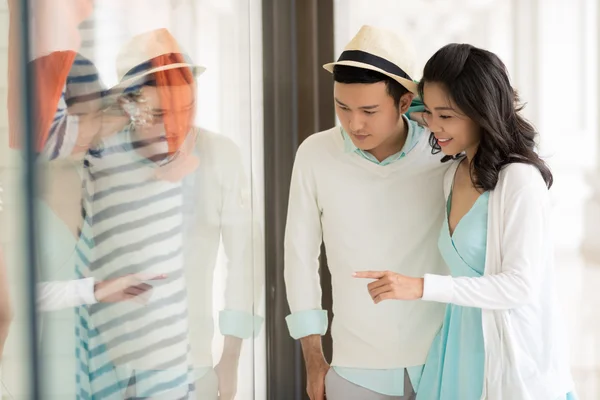 Casal na vitrine da loja — Fotografia de Stock