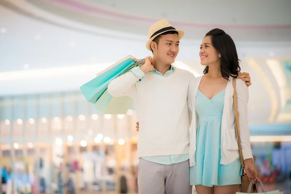 Pareja en el centro comercial — Foto de Stock