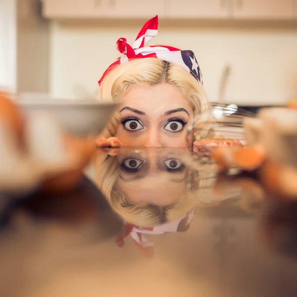 Mujer con mirada sorprendida — Foto de Stock