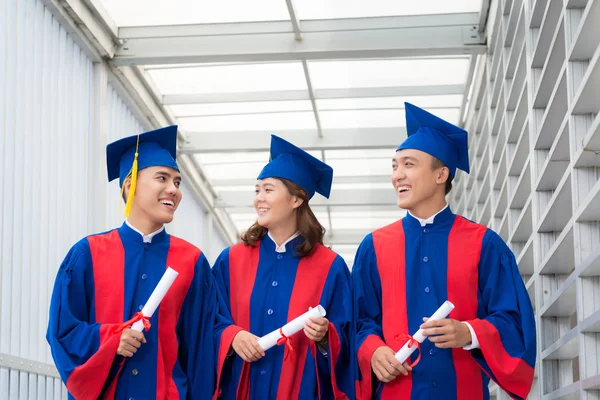 Estudantes em vestidos de graduação — Fotografia de Stock