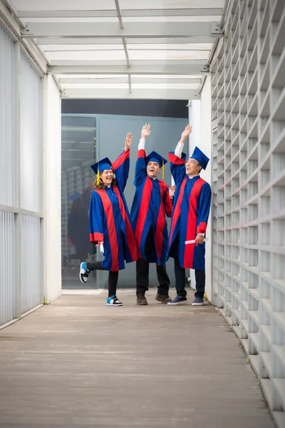 Mutlu Vietnamca mezunları — Stok fotoğraf