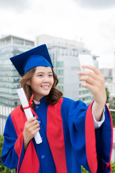 Graduado de secundaria tomando selfie — Foto de Stock