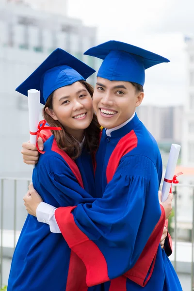 Klasgenoten na het krijgen van diploma 's — Stockfoto