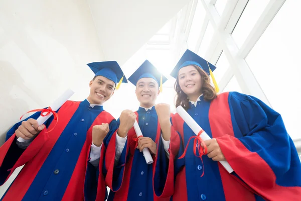 Afgestudeerden blij om hun diploma 's — Stockfoto