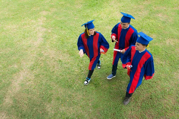 Mutlu genç mezunlar — Stok fotoğraf