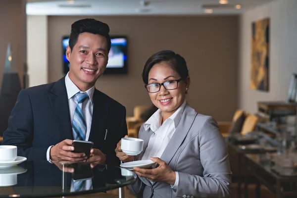 Geschäftskollegen trinken Kaffee — Stockfoto