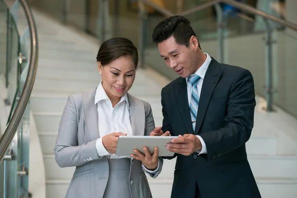 Businessman showing information to his colleague — Stock Photo, Image