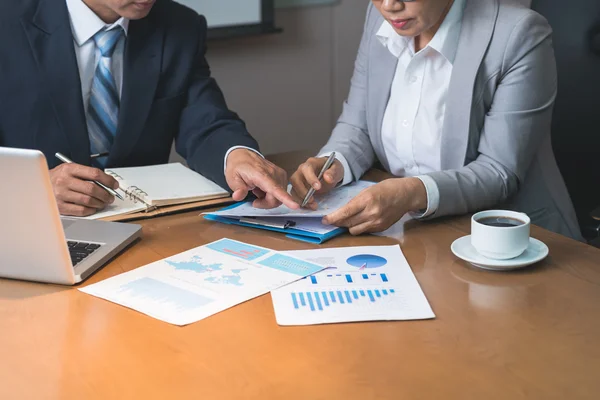 Equipo empresarial que analiza los informes financieros — Foto de Stock