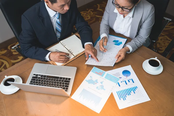 Geschäftsteam arbeitet mit Dokumenten — Stockfoto