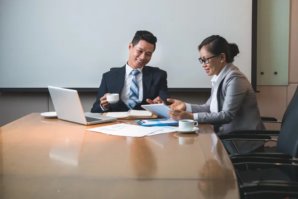 Geschäftspartner treffen sich — Stockfoto